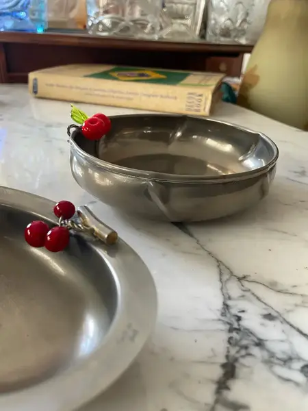 Foto de um(a) Antigo Par De Bowls Porta Confeitos Em Prata E Murano Italy, da categoria de Travessas e tigelas. Made in Italy. Antigo e lindo par de bowls/porta confeitos em metal espessurado a prata, com decoração de cerejas em Murano... Mostrado de uma perspectiva diferente. Vendido no marketplace Trésors.