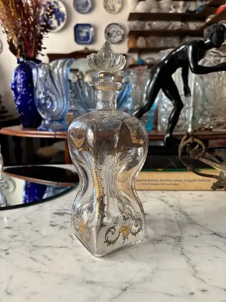 Foto de um(a) Antiga Garrafa Licoreira Navio Cristal Baccarat Dourado Ouro, da categoria de Garrafas. ~ Baccarat ~Antiga e diferente garrafa decorativa, licoreira em cristal decorada com rico trabalho de lapidação e pintura... Mostrado de uma perspectiva diferente. Vendido no marketplace Trésors.