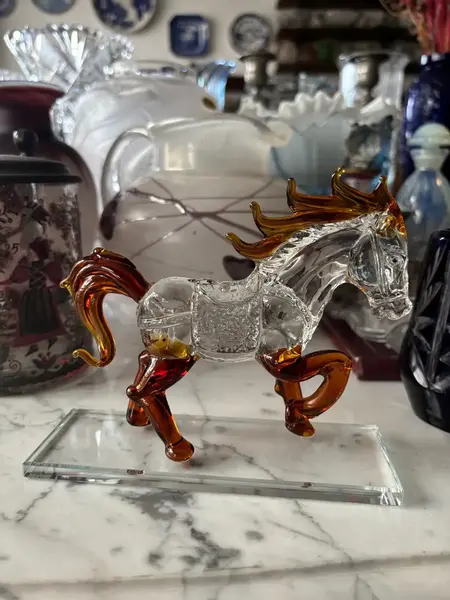 Foto de um(a) Antiga Escultura Decorativa De Cavalo Em Cristal Lapidado, da categoria de Escultura. Antiga escultura decorativa de cavalo em movimento. Peça em cristal lapidado. Perfeito! Muito decorativo Medidas 13x15cm. Mostrado de uma perspectiva diferente. Vendido no marketplace Trésors.