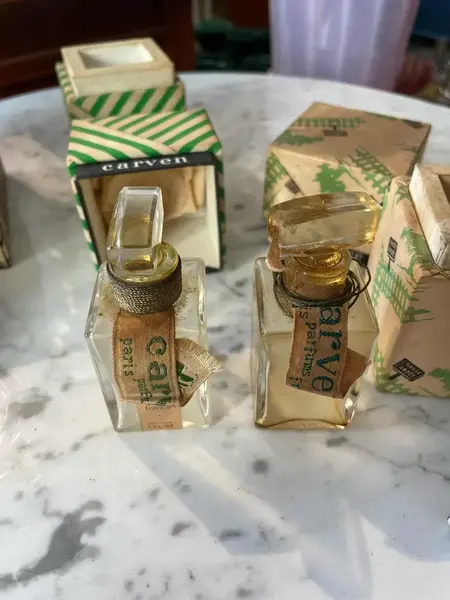 Foto de um(a) Antigos Perfumeiros Coleção De Perfume Francês Original, da categoria de Perfumeiros. Antiga e rara coleção com 7 frascos de perfumes franceses, alguns com resquício do perfume original. Muito colecionável. O... Mostrado de uma perspectiva diferente. Vendido no marketplace Trésors.