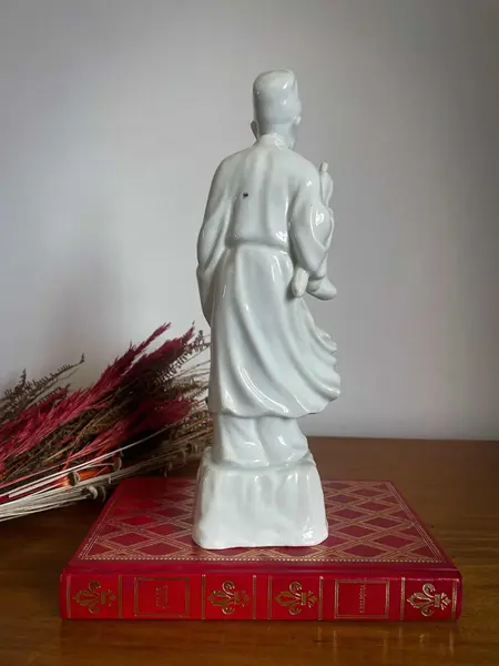 Foto de um(a) Antiga Escultura Porcelana Chinesa Sábio Blanc De Chine, da categoria de Escultura. ~ Blanc de Chine ~Antiga escultura chinesa representando sábio oriental. Porcelana branca vitrificada de ótima qualidade,... Mostrado de uma perspectiva diferente. Vendido no marketplace Trésors.