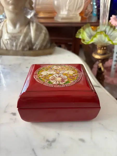 Foto de um(a) Antiga Caixa Japonesa Em Laca Oriental Coelho Madrepérola, da categoria de Cestos e Caixas. Antiga caixa decorativa porta joias ou caixa para qualquer finalidade em laca oriental de origem japonesa. Belíssima... Mostrado de uma perspectiva diferente. Vendido no marketplace Trésors.