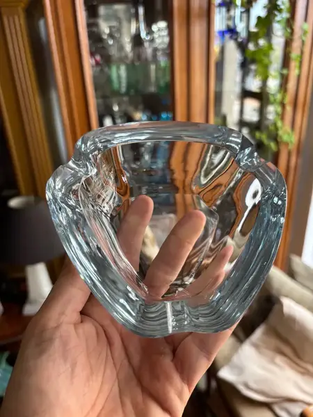Foto de um(a) Antigo Cinzeiro Decorativo De Mesa Cristal Orrefors Art Deco, da categoria de Cinzeiros. Antigo e belíssimo cinzeiro em cristal Orrefors, de excelente qualidade, lindo brilho natural. Peça assinada e catalogada.... Mostrado de uma perspectiva diferente. Vendido no marketplace Trésors.