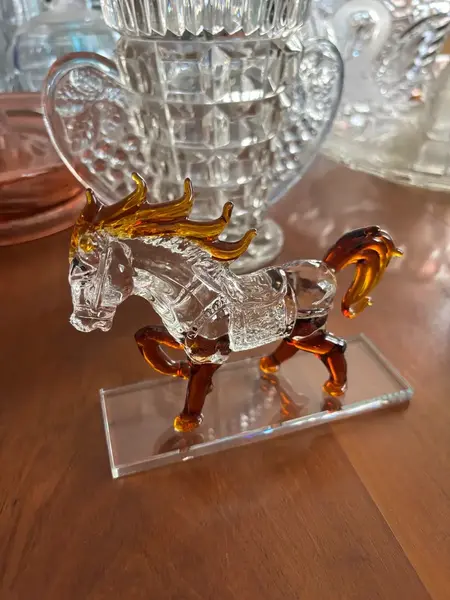 Foto de um(a) Antiga Escultura Decorativa De Cavalo Em Cristal Lapidado, da categoria de Escultura. Antiga escultura decorativa de cavalo em movimento. Peça em cristal lapidado. Perfeito! Muito decorativo Medidas 13x15cm. Mostrado de uma perspectiva diferente. Vendido no marketplace Trésors.