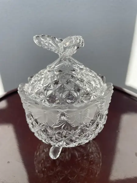 Foto de um(a) Antiga Caixa Borboleta Bomboniere Cristal Francês Satiné, da categoria de Garrafas, potes e jarros. Antiga caixa porta joias ou bomboniere baleiro em cristal francês translúcido e de ótima qualidade, com detalhes em Satiné,... Mostrado de uma perspectiva diferente. Vendido no marketplace Trésors.