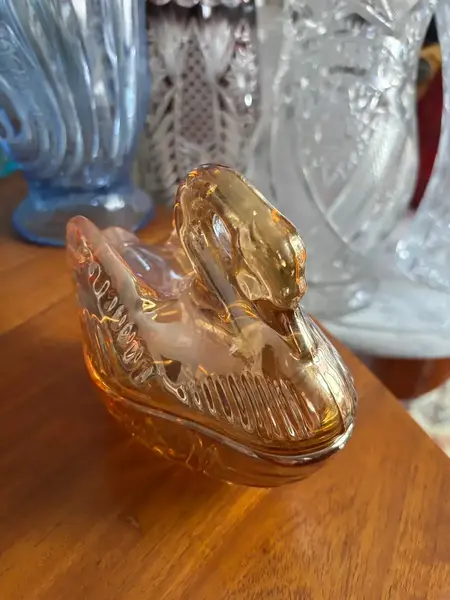 Foto de um(a) Antiga Escultura Cisne Caixa Decorativa Manteigueira Vidro, da categoria de Cestos e Caixas. Antiga caixa, manteigueira, açucareiro, peça decorativa e versátil, no formato de cisne, confeccionada em vidro artístico... Mostrado de uma perspectiva diferente. Vendido no marketplace Trésors.