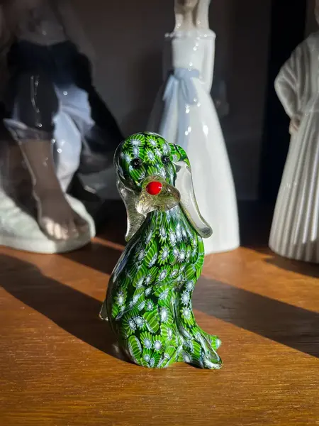Foto de um(a) Antiga Pequena Escultura Cachorro Murano Italiano Millefiori, da categoria de Escultura. ~ Millefiori Glass ~ Antiga e legítima escultura de coleção representando cachorro. Peça pequena e com muita riqueza de... Mostrado de uma perspectiva diferente. Vendido no marketplace Trésors.