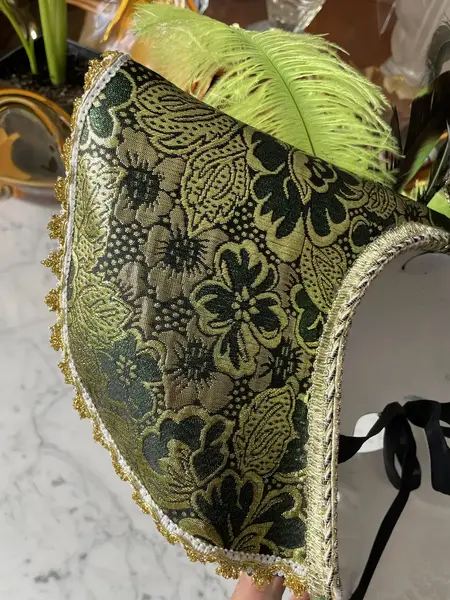 Foto de um(a) Grande Máscara Veneziana Feita À Mão Para Pendurar E Usar, da categoria de Objetos de parede esculturais. Grande máscara veneziana, pode ser usada para pendurar e usar no rosto. Peça artística, toda feita à mão. Uma beleza em... Mostrado de uma perspectiva diferente. Vendido no marketplace Trésors.