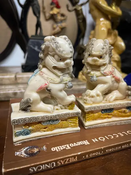 Foto de um(a) Antiga Rara Escultura Oriental Chinesa Casal De Cães Fó, da categoria de Escultura. ~ Os guardiões ~Antigo e diferente casal de Cães de Fó, moldados e pintados à mão. Para quem não sabe O Cão de Fó têm a... Mostrado de uma perspectiva diferente. Vendido no marketplace Trésors.