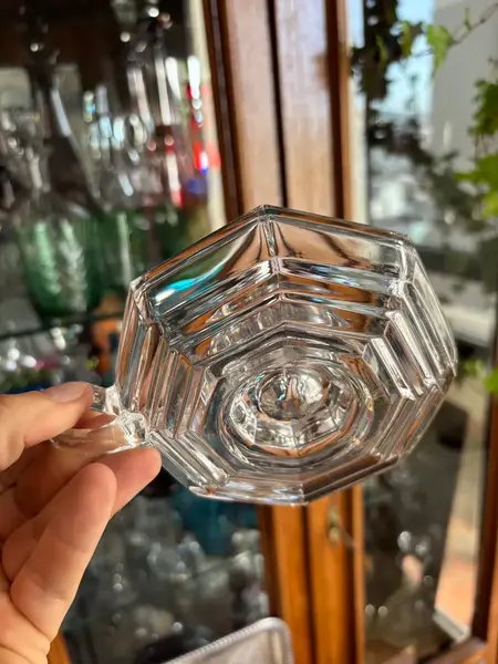 Foto de um(a) Antigo Castiçal Art Deco Palmatória Em Cristal Francês, da categoria de Castiçais. Antigo e fino castiçal, palmatória em cristal francês. Período Art Deco.Medidas 15x12cm. Mostrado de uma perspectiva diferente. Vendido no marketplace Trésors.