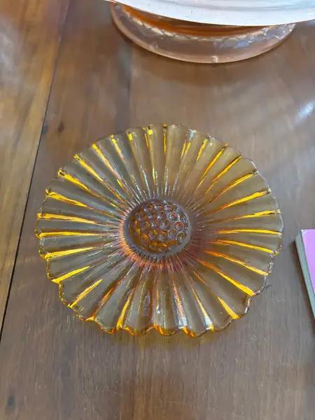 Foto de um(a) Antiga Escultura Decorativa Bowl Flor Vidro Art Deco Âmbar, da categoria de Travessas e tigelas. Walther & Sohne GlassAntigo pratinho despojador em vidro artístico alemão na cor âmbar. Período Art Deco. Linda peça para... Mostrado de uma perspectiva diferente. Vendido no marketplace Trésors.