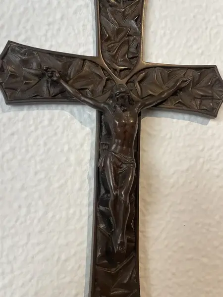 Foto de um(a) Arte Sacra Antiga Escultura Crucifixo Jesus Cristo Em Bronze, da categoria de Objetos religiosos e espirituais. Antigo crucifixo em bronze francês. Fundição de ótima qualidade. Medidas 28x17cm. Mostrado de uma perspectiva diferente. Vendido no marketplace Trésors.