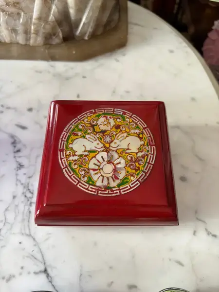Foto de um(a) Antiga Caixa Japonesa Em Laca Oriental Coelho Madrepérola, da categoria de Cestos e Caixas. Antiga caixa decorativa porta joias ou caixa para qualquer finalidade em laca oriental de origem japonesa. Belíssima... Mostrado de uma perspectiva diferente. Vendido no marketplace Trésors.