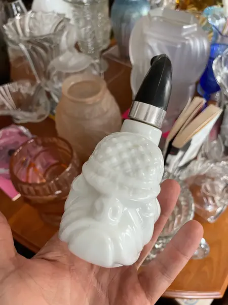 Foto de um(a) Antigo Perfumeiro De Coleção Opalina Cachimbo Cachorro, da categoria de Garrafas, potes e jarros. Antigo e diferente perfumeiro de coleção em opalina branca. Formato de cachimbo com cara de cachorro detetive. Linda peça... Mostrado de uma perspectiva diferente. Vendido no marketplace Trésors.