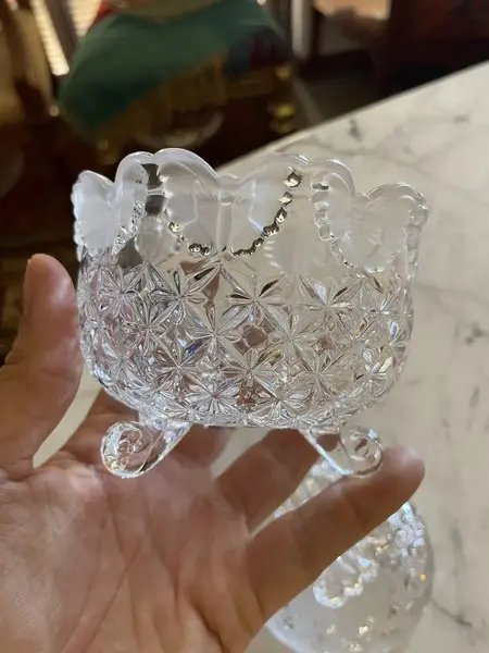 Foto de um(a) Antiga Caixa Borboleta Bomboniere Cristal Francês Satiné, da categoria de Garrafas, potes e jarros. Antiga caixa porta joias ou bomboniere baleiro em cristal francês translúcido e de ótima qualidade, com detalhes em Satiné,... Mostrado de uma perspectiva diferente. Vendido no marketplace Trésors.