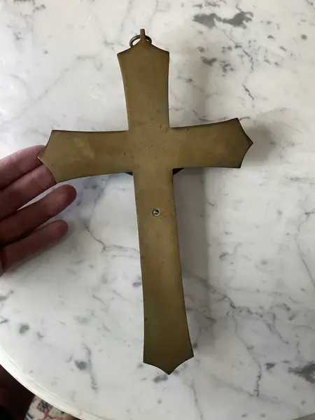 Foto de um(a) Arte Sacra Antiga Escultura Crucifixo Jesus Cristo Em Bronze, da categoria de Objetos religiosos e espirituais. Antigo crucifixo em bronze francês. Fundição de ótima qualidade. Medidas 28x17cm. Mostrado de uma perspectiva diferente. Vendido no marketplace Trésors.