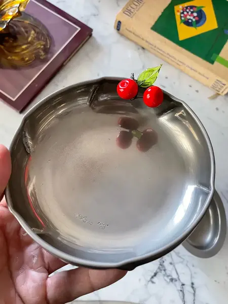 Foto de um(a) Antigo Par De Bowls Porta Confeitos Em Prata E Murano Italy, da categoria de Travessas e tigelas. Made in Italy. Antigo e lindo par de bowls/porta confeitos em metal espessurado a prata, com decoração de cerejas em Murano... Mostrado de uma perspectiva diferente. Vendido no marketplace Trésors.