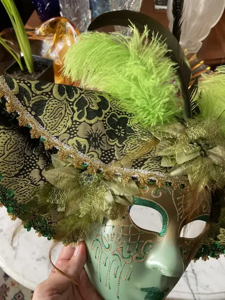 Foto de um(a) Grande Máscara Veneziana Feita À Mão Para Pendurar E Usar, da categoria de Objetos de parede esculturais. Grande máscara veneziana, pode ser usada para pendurar e usar no rosto. Peça artística, toda feita à mão. Uma beleza em... Mostrado de uma perspectiva diferente. Vendido no marketplace Trésors.