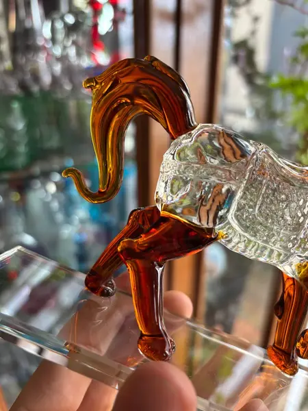 Foto de um(a) Antiga Escultura Decorativa De Cavalo Em Cristal Lapidado, da categoria de Escultura. Antiga escultura decorativa de cavalo em movimento. Peça em cristal lapidado. Perfeito! Muito decorativo Medidas 13x15cm. Mostrado de uma perspectiva diferente. Vendido no marketplace Trésors.