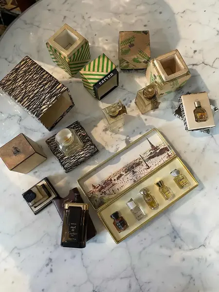 Foto de um(a) Antigos Perfumeiros Coleção De Perfume Francês Original, da categoria de Perfumeiros. Antiga e rara coleção com 7 frascos de perfumes franceses, alguns com resquício do perfume original. Muito colecionável. O... Mostrado de uma perspectiva diferente. Vendido no marketplace Trésors.