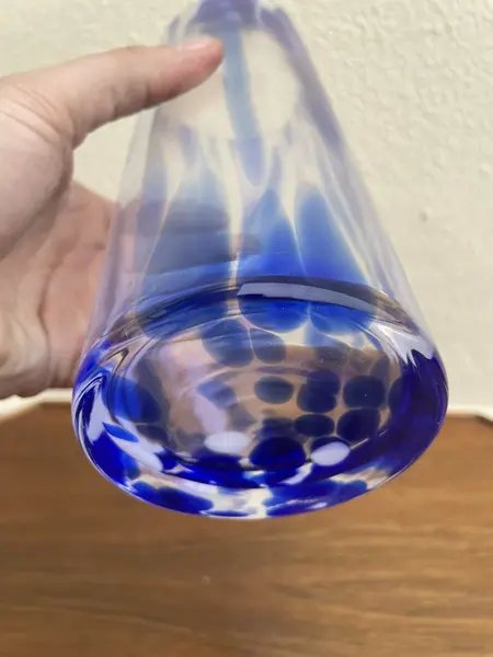 Foto de um(a) Italy Glass Antiga Jarra Vaso Em Murano Azul Art Deco, da categoria de Jarros. Antiga e super diferente jarra em Murano italiano, peça artística, feita à mão. Também pode ser usada como vaso. Medidas... Mostrado de uma perspectiva diferente. Vendido no marketplace Trésors.
