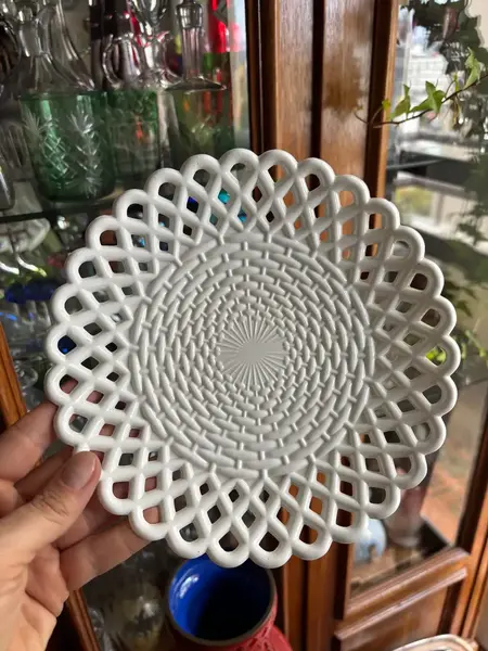 Foto de um(a) Antigo Prato Bowl Decorativo Em Opalina Francesa Branca, da categoria de Centro de mesa. Antigo prato decorativo em opalina francesa branca. Borda fenestrada. Linda peça para compor a decoração. Marca da... Mostrado de uma perspectiva diferente. Vendido no marketplace Trésors.