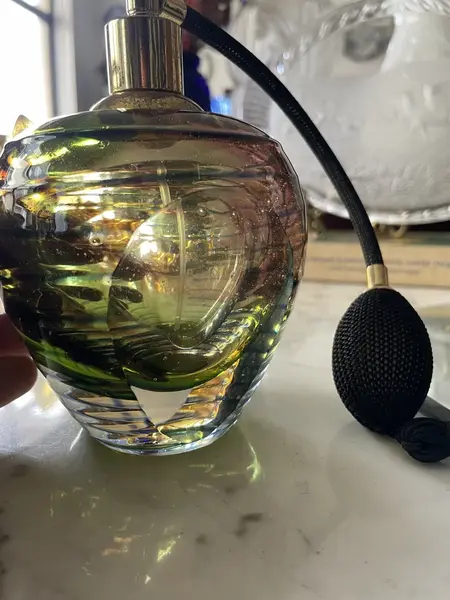 Foto de um(a) Antigo Grande Perfumeiro Em Cristal De Murano Italy Glass, da categoria de Perfumeiros. ~ Italy Glass ~Antigo e grande perfumeiro em legítimo cristal de Murano. Borrifador original funcionando perfeitamente. Peça... Mostrado de uma perspectiva diferente. Vendido no marketplace Trésors.