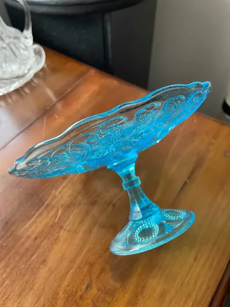 Foto de um(a) Antiga Rara Uveira Fruteirinha Fruteira Vidro Azul Portieux, da categoria de Fruteiras. Portieux Antiga uveira; fruteirinha em vidro francês na cor azul. Peça linda e original. Medidas 9x18cm. Mostrado de uma perspectiva diferente. Vendido no marketplace Trésors.