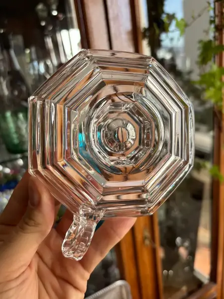 Foto de um(a) Antigo Castiçal Art Deco Palmatória Em Cristal Francês, da categoria de Castiçais. Antigo e fino castiçal, palmatória em cristal francês. Período Art Deco.Medidas 15x12cm. Mostrado de uma perspectiva diferente. Vendido no marketplace Trésors.