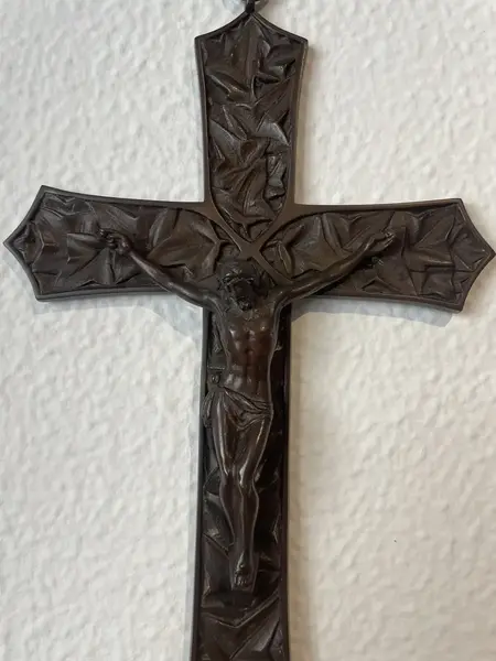 Foto de um(a) Arte Sacra Antiga Escultura Crucifixo Jesus Cristo Em Bronze, da categoria de Objetos religiosos e espirituais. Antigo crucifixo em bronze francês. Fundição de ótima qualidade. Medidas 28x17cm. Mostrado de uma perspectiva diferente. Vendido no marketplace Trésors.