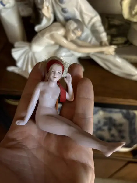 Foto de um(a) Antiga Rara Escultura Erótica Feminina Banhista Biscuit, da categoria de Escultura. Antiga e rara banhista, pequena escultura erótica feminina em Biscuit alemão, peça artística, feita à mão. Início do século... Mostrado de uma perspectiva diferente. Vendido no marketplace Trésors.
