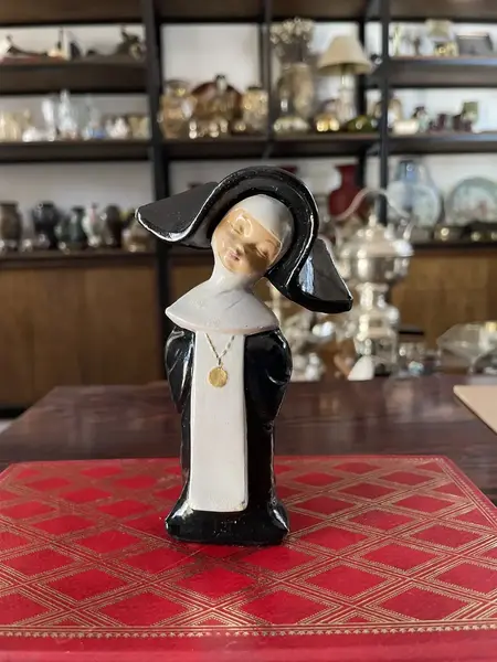 Foto de um(a) Antiga Pequena Escultura De Freira Cerâmica Italiana Depose, da categoria de Escultura. Depose Italy - Antiga e original escultura de freira em cerâmica artística italiana, peça feita à mão. Medidas 12x8cm. Mostrado de uma perspectiva diferente. Vendido no marketplace Trésors.