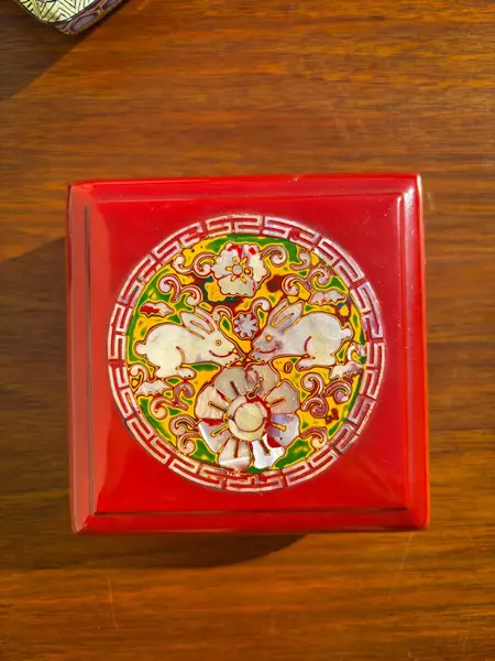 Foto de um(a) Antiga Caixa Japonesa Em Laca Oriental Coelho Madrepérola, da categoria de Cestos e Caixas. Antiga caixa decorativa porta joias ou caixa para qualquer finalidade em laca oriental de origem japonesa. Belíssima... Mostrado de uma perspectiva diferente. Vendido no marketplace Trésors.