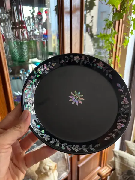 Foto de um(a) Antigo Prato Decorativo Em Laca Oriental E Madrepérola, da categoria de Pratos Decorativos. Antigo e charmoso pratinho decorativo em laca oriental com detalhes em madrepérola. Trabalho totalmente manual. Peça super... Mostrado de uma perspectiva diferente. Vendido no marketplace Trésors.