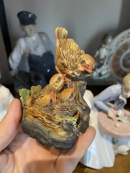 Foto de um(a) Antiga Escultura De Pássaro Assinado Faro Resina Italiana, da categoria de Escultura. ~ Baby Bird figurine ~Antiga e delicadíssima escultura artística em resina italiana, peça moldada e pintada à mão. Riqueza... Mostrado de uma perspectiva diferente. Vendido no marketplace Trésors.