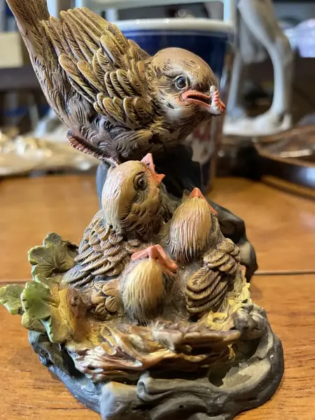 Foto de um(a) Antiga Escultura De Pássaro Assinado Faro Resina Italiana, da categoria de Escultura. ~ Baby Bird figurine ~Antiga e delicadíssima escultura artística em resina italiana, peça moldada e pintada à mão. Riqueza... Mostrado de uma perspectiva diferente. Vendido no marketplace Trésors.