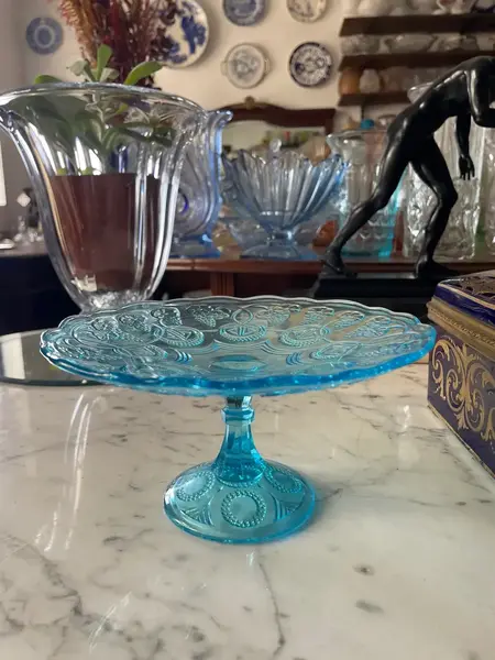 Foto de um(a) Antiga Rara Uveira Fruteirinha Fruteira Vidro Azul Portieux, da categoria de Fruteiras. Portieux Antiga uveira; fruteirinha em vidro francês na cor azul. Peça linda e original. Medidas 9x18cm. Mostrado de uma perspectiva diferente. Vendido no marketplace Trésors.