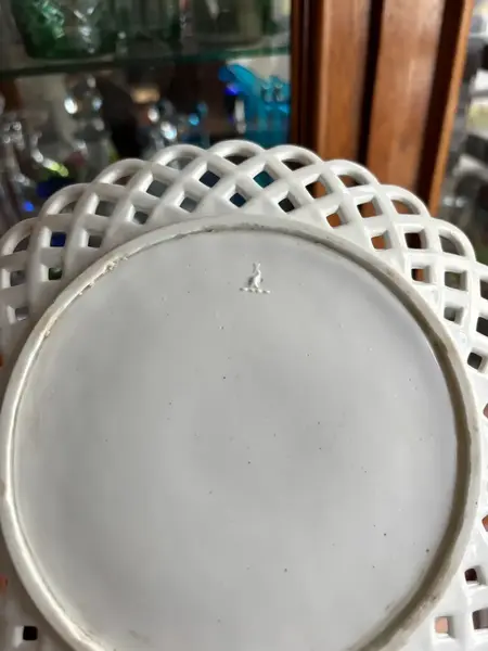 Foto de um(a) Antigo Prato Bowl Decorativo Em Opalina Francesa Branca, da categoria de Centro de mesa. Antigo prato decorativo em opalina francesa branca. Borda fenestrada. Linda peça para compor a decoração. Marca da... Mostrado de uma perspectiva diferente. Vendido no marketplace Trésors.