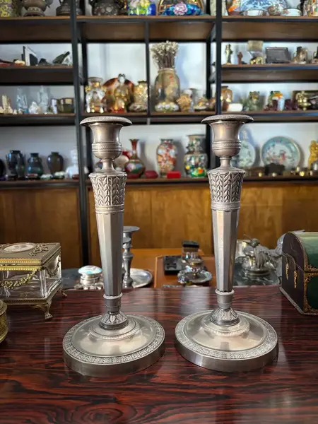 Foto de um(a) Antigo Par De Castiçais Clássicos Prata Inglesa Sheffield, da categoria de Castiçais. Antigo e elegante par de castiçais franceses espessurados a prata, com acabamento e detalhes clássicos. Ótimas peças para... Mostrado de uma perspectiva diferente. Vendido no marketplace Trésors.