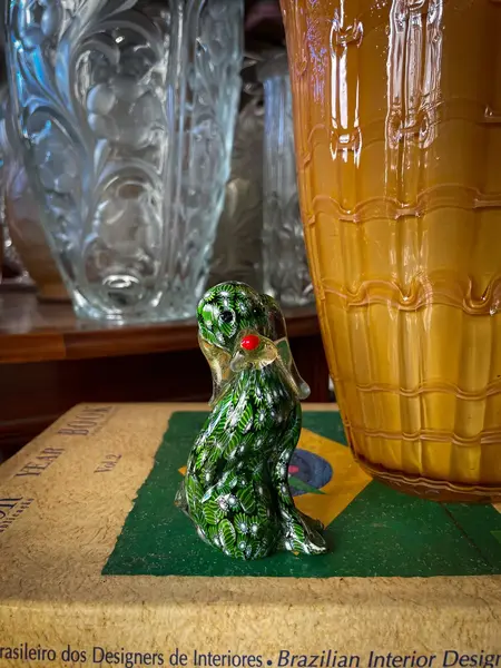 Foto de um(a) Antiga Pequena Escultura Cachorro Murano Italiano Millefiori, da categoria de Escultura. ~ Millefiori Glass ~ Antiga e legítima escultura de coleção representando cachorro. Peça pequena e com muita riqueza de... Mostrado de uma perspectiva diferente. Vendido no marketplace Trésors.