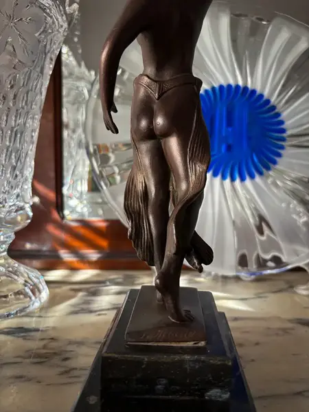 Foto de um(a) Antiga Escultura Bailarina Deco Dancer Pétit Bronze Francês, da categoria de Escultura. ~ Deco Dancer ~Antiga e belíssima escultura artística em bronze francês, e base em mármore italiano. Obra representando... Mostrado de uma perspectiva diferente. Vendido no marketplace Trésors.
