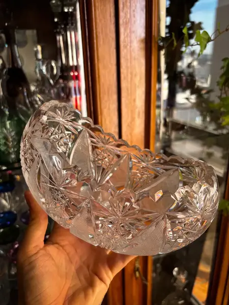 Foto de um(a) Antigo Vaso Centro De Mesa Jardineira Navete Cristal Tcheco, da categoria de Cachepot. Antigo centro de mesa modelo navete em cristal tcheco com riquíssima lapidação manual. Peça muito versátil e decorativa,... Mostrado de uma perspectiva diferente. Vendido no marketplace Trésors.