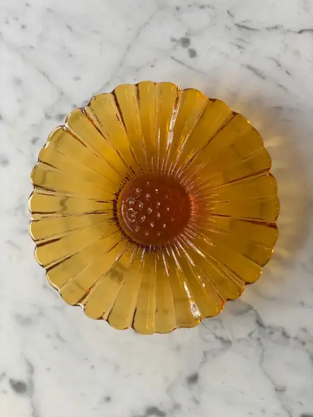 Foto de um(a) Antiga Escultura Decorativa Bowl Flor Vidro Art Deco Âmbar, da categoria de Travessas e tigelas. Walther & Sohne GlassAntigo pratinho despojador em vidro artístico alemão na cor âmbar. Período Art Deco. Linda peça para... Mostrado de uma perspectiva diferente. Vendido no marketplace Trésors.