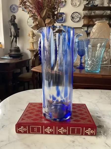 Foto de um(a) Italy Glass Antiga Jarra Vaso Em Murano Azul Art Deco, da categoria de Jarros. Antiga e super diferente jarra em Murano italiano, peça artística, feita à mão. Também pode ser usada como vaso. Medidas... Mostrado de uma perspectiva diferente. Vendido no marketplace Trésors.