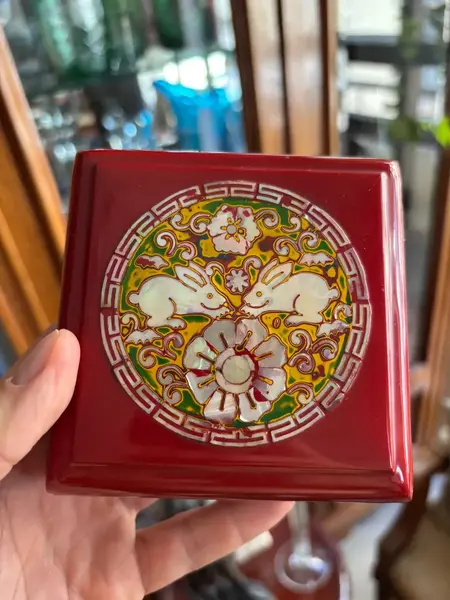 Foto de um(a) Antiga Caixa Japonesa Em Laca Oriental Coelho Madrepérola, da categoria de Cestos e Caixas. Antiga caixa decorativa porta joias ou caixa para qualquer finalidade em laca oriental de origem japonesa. Belíssima... Mostrado de uma perspectiva diferente. Vendido no marketplace Trésors.