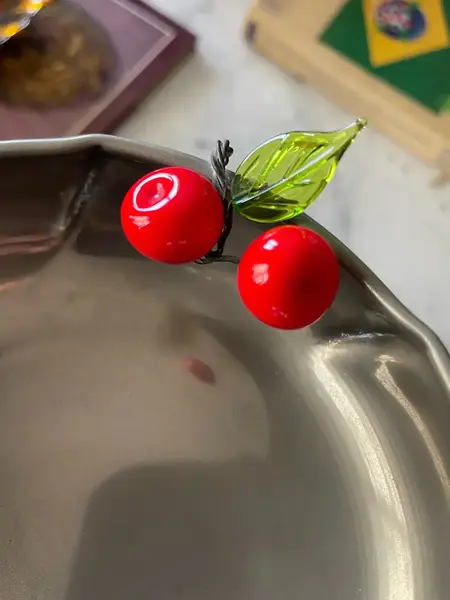 Foto de um(a) Antigo Par De Bowls Porta Confeitos Em Prata E Murano Italy, da categoria de Travessas e tigelas. Made in Italy. Antigo e lindo par de bowls/porta confeitos em metal espessurado a prata, com decoração de cerejas em Murano... Mostrado de uma perspectiva diferente. Vendido no marketplace Trésors.