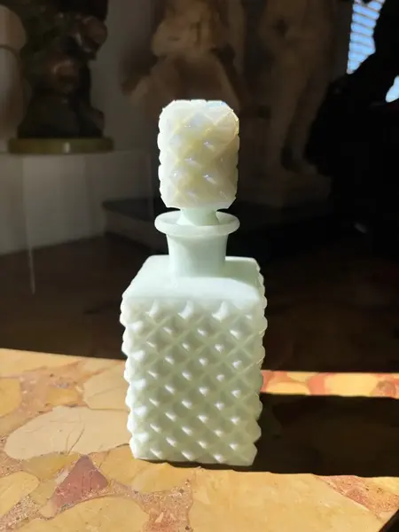 Foto de um(a) Antigo Perfumeiro Decorativo Em Opalina Francesa Branca, da categoria de Garrafas, potes e jarros. Antigo e lindo perfumeiro em opalina francesa. Todo original. Medidas 15x6cm. Mostrado de uma perspectiva diferente. Vendido no marketplace Trésors.