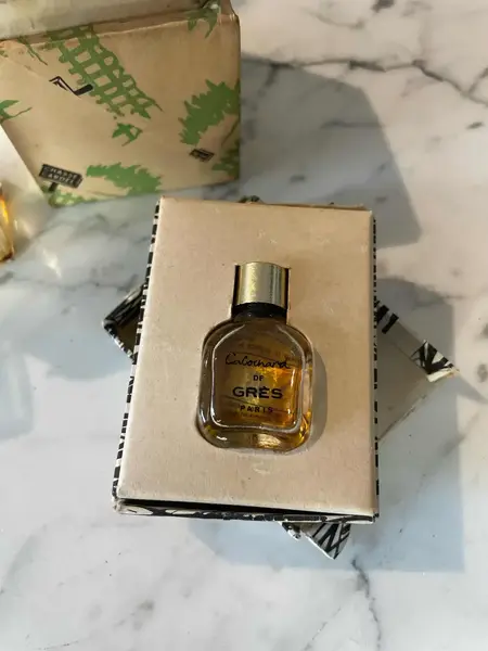 Foto de um(a) Antigos Perfumeiros Coleção De Perfume Francês Original, da categoria de Perfumeiros. Antiga e rara coleção com 7 frascos de perfumes franceses, alguns com resquício do perfume original. Muito colecionável. O... Mostrado de uma perspectiva diferente. Vendido no marketplace Trésors.