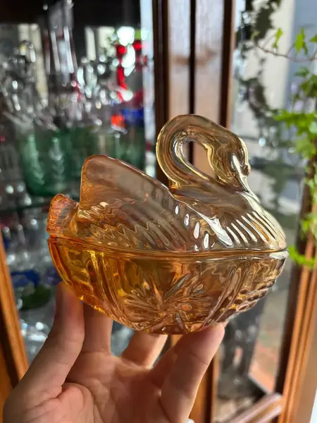 Foto de um(a) Antiga Escultura Cisne Caixa Decorativa Manteigueira Vidro, da categoria de Cestos e Caixas. Antiga caixa, manteigueira, açucareiro, peça decorativa e versátil, no formato de cisne, confeccionada em vidro artístico... Mostrado de uma perspectiva diferente. Vendido no marketplace Trésors.