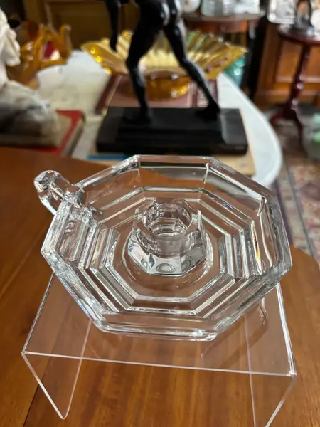 Foto de um(a) Antigo Castiçal Art Deco Palmatória Em Cristal Francês, da categoria de Castiçais. Antigo e fino castiçal, palmatória em cristal francês. Período Art Deco.Medidas 15x12cm. Mostrado de uma perspectiva diferente. Vendido no marketplace Trésors.